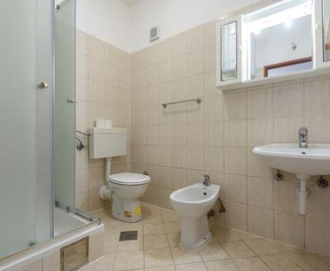 Pensjonat z 4 apartamentami na Riwierze Zadar, 80 metrów od morza, na sprzedaż - pic 16