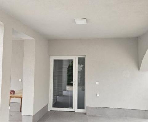 Dům se 3 apartmány na Vir, 100 m od moře, na prodej - pic 14