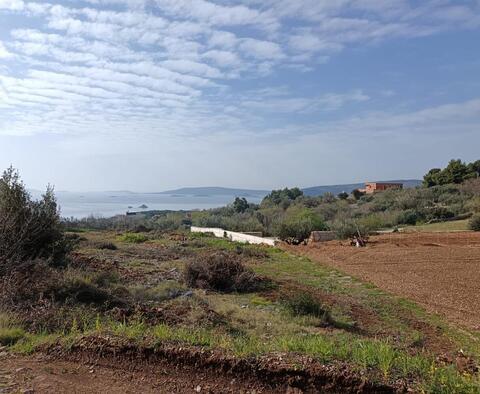 Städtisches Grundstück in der Gegend von Trogir, mit Meerblick, zu verkaufen - foto 3