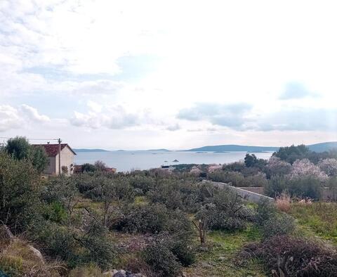 Städtisches Grundstück in der Gegend von Trogir, mit Meerblick, zu verkaufen - foto 9