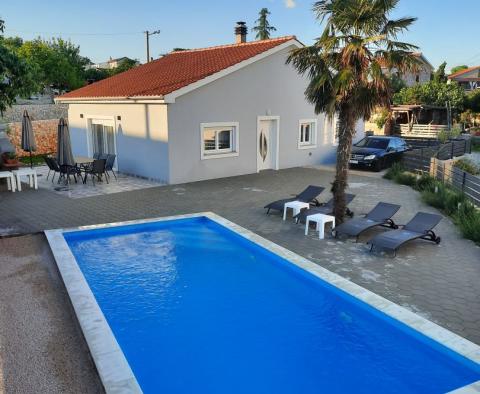 Rez-de-chaussée avec piscine à Krk, dans le village de Garica, à vendre - pic 2