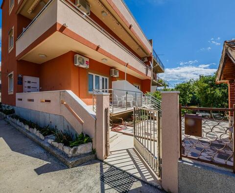 Appartement au rez-de-chaussée, Kastela, à 80m de la mer, à vendre - pic 2