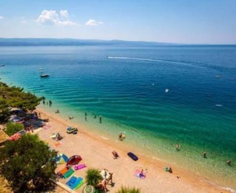 Na sprzedaż fantastyczna działka nad morzem na Riwierze Omis w pobliżu plaży - przeznaczona pod budowę hotelu apartamentowego! - pic 9