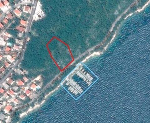 Vorteilhaftes Grundstück direkt am Meer in der Gegend von Crikvenica für touristische Entwicklung und Yachthafen für 40 Yachten 