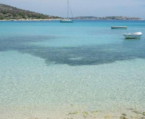 Eine gemütliche Villa im niedrigen Ferienort Sevid zwischen Trogir und Rogoznica, am Rande fabelhafter Buchten und Halbinseln in Kroatien 