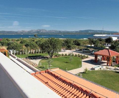 Riesiges Anwesen von 3000 m2 mit zwei Luxusvillen, nur 50 Meter vom Meer entfernt auf Murter, Sibenik - foto 3