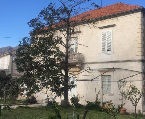 First-line villa in Mokosica area of Dubrovnik in need of complete renovation 