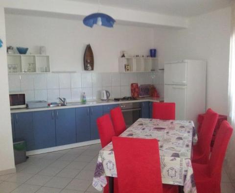 Apartamentowiec w pierwszej linii z basenem tuż przy plaży - pic 21