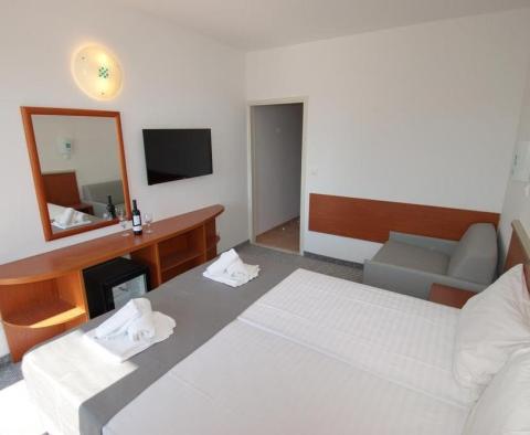 Bel hôtel de première ligne de 45 chambres (121 lits) à Korcula à vendre en première ligne de mer, location également possible - pic 9