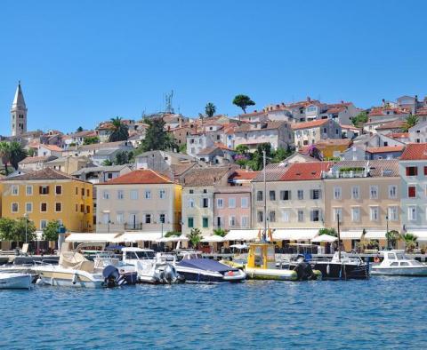 Luksusowe apartamenty w odnowionej starej willi w pierwszej linii do morza w Mali Losinj 