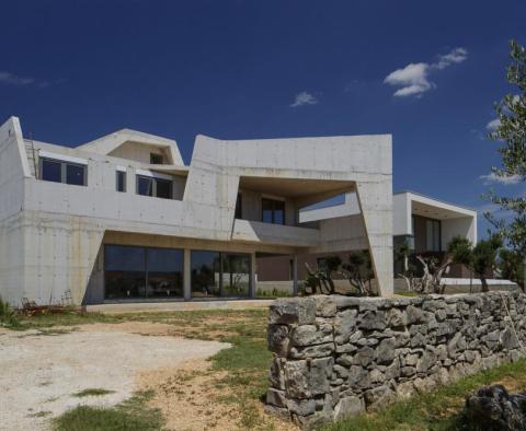 Supermoderní vila vyspělé architektury v Kaštel Štafilič jen 400 metrů od pláže - Le Corbusier by ji miloval - pic 4