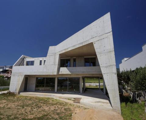 Supermoderne Villa mit fortschrittlicher Architektur in Kastel Stafilic nur 400 Meter vom Strand entfernt - Le Corbusier würde es lieben 