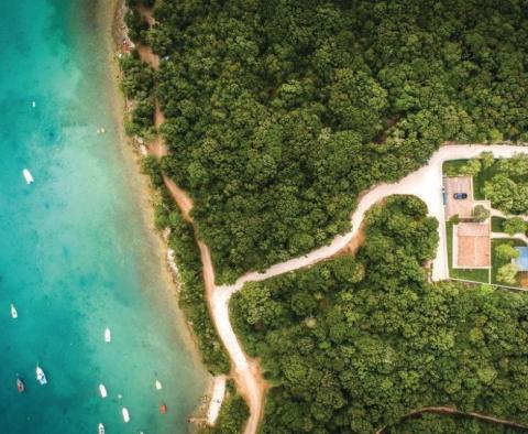 Villa en pierre unique en première ligne dans un emplacement exclusif à 50 mètres de la mer dans la région de Rovinj, avec amarre pour yacht ! 