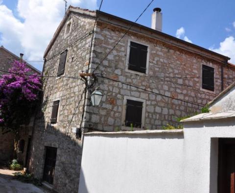 Stone house on Hvar in the centre of Jelsa - pic 3