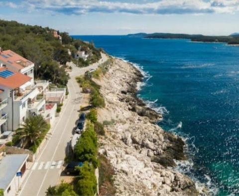 Urbanizált terület Hvar szigetén, mindössze 60 méterre a strandtól 