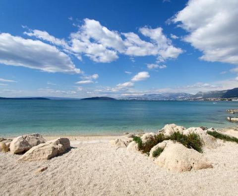 Tolle Anlageimmobilie in erster Meereslinie in Kastel Stafilic mit direktem Zugang zum Kiesstrand 