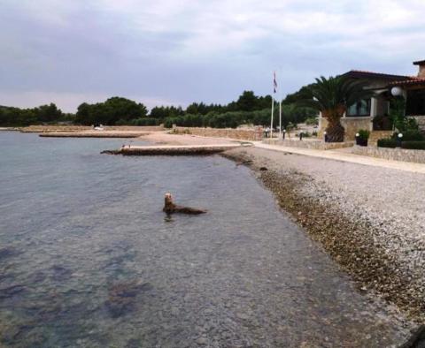 Einmalige Gelegenheit, 31.500 m² zu kaufen. Grundstück auf der Insel in der Nähe des Naturparks Kornati mit einem funktionierenden Restaurant und einem Yachthafen - foto 3