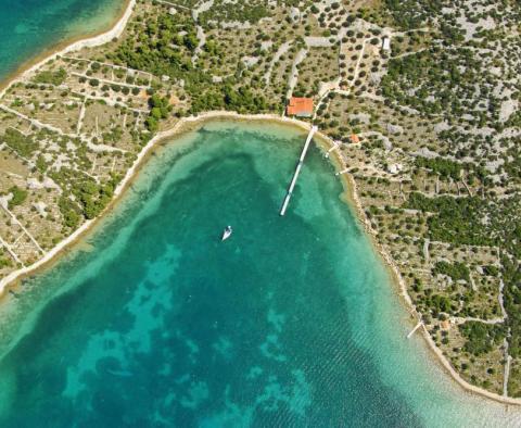 Einmalige Gelegenheit, 31.500 m² zu kaufen. Grundstück auf der Insel in der Nähe des Naturparks Kornati mit einem funktionierenden Restaurant und einem Yachthafen - foto 2