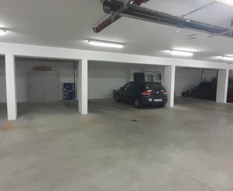 Dva perfektní apartmány s výhledem na moře na prodej ve Splitu jen 150 metrů od moře - pic 5