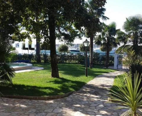 Exceptional villa in Umag first line to the sea, with swimming pool - pic 22