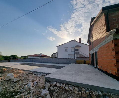 Villa im Bau mit zwei Wohnungen und einem Swimmingpool in der Gegend von Porec - foto 8