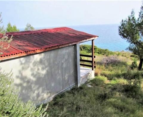 Sea front house on a 2.700 sqm land on the south side of Hvar - pic 2