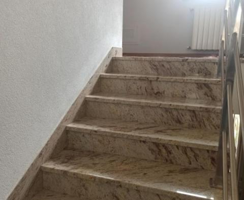 Apartmánový dům s 5 a více apartmány v Banjole obklopený přírodou jen 300 m od pláže - pic 14