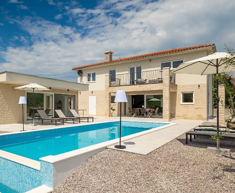 Villa bien pensée avec piscine dans le quartier de Labin, le rêve de René Descartes 