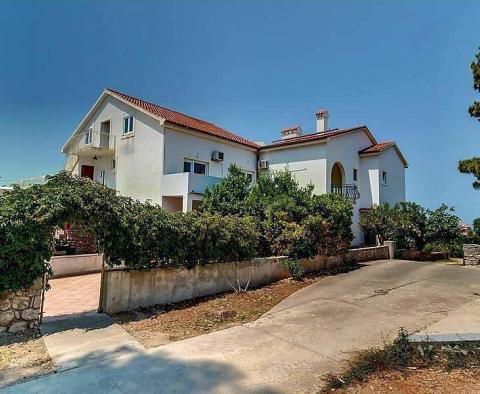 Úžasná turistická nemovitost na prodej na Mali Lošinj pouhých 200 metrů od moře - pic 2