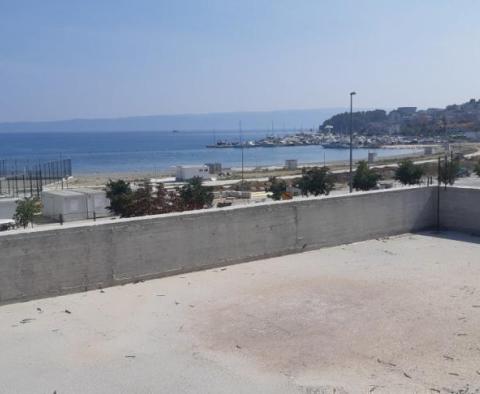 Unvollständiges Hotel zum Verkauf nur 50 Meter vom Meer entfernt in der Gegend von Split 