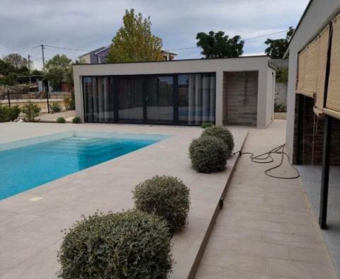 Villa étonnamment moderne à Marčana avec piscine - pic 10