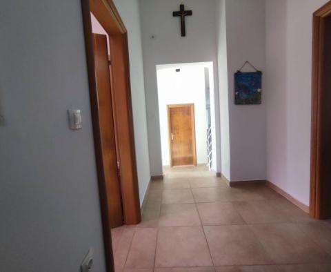 Dom z 3 apartamentami na sprzedaż w Kavran, Marčana - pic 25