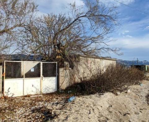 Grande propriété d'investissement en première ligne de mer à Kastel Stafilic avec accès direct à la plage de galets - pic 11