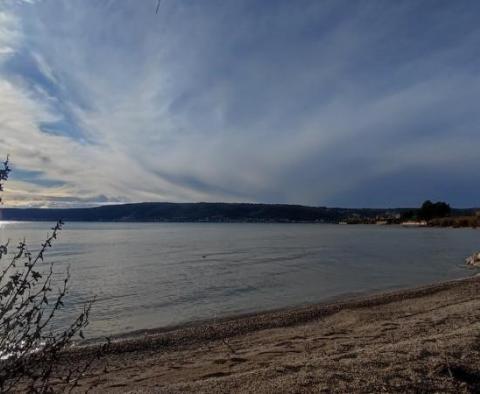 Grande propriété d'investissement en première ligne de mer à Kastel Stafilic avec accès direct à la plage de galets - pic 12