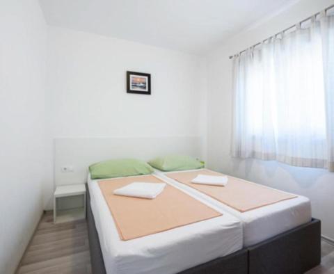 Super-vlastnost v Podstrana s výhledem na moře, bazénem a 8 apartmány - pic 29