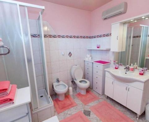 Vila se dvěma apartmány v Grizane, s bazénem - pic 20