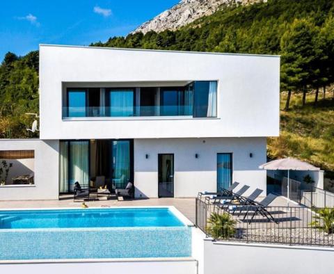 Marvellous new modern villa on Omis riviera just 60 meters from the sea, with swimming pool, sauna, fitness studio and garage - pic 31