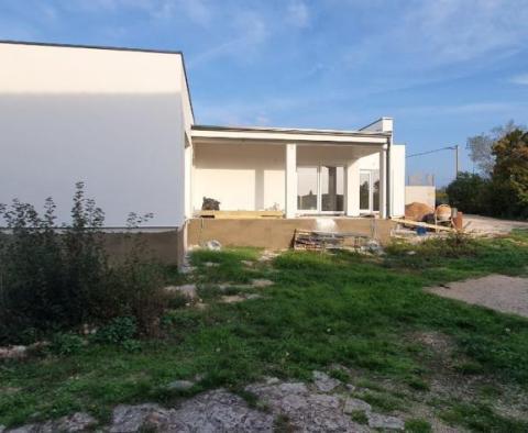 Neu gebaute Villa in der Gegend von Rovinj, 6 km vom Meer entfernt, mit Swimmingpool, der Preis ist für die aktuelle Phase festgelegt - foto 2