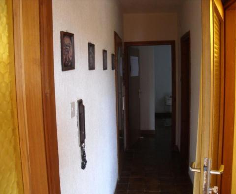 Családi ingatlan három apartmannal mindössze 100 méterre a tengertől Krk városában - pic 14