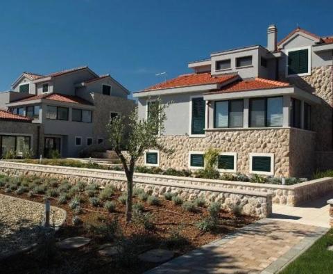 Huge estate of 3000 m2 with two luxury villas just 50 meters from the sea on Murter, Sibenik area - pic 18