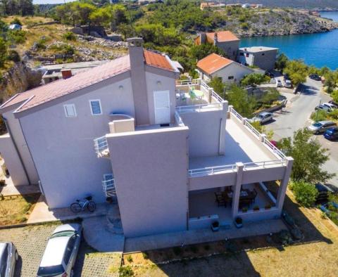 Superbe propriété avec 5 appartements à seulement 50 mètres de la mer à Novigrad dalmate - pic 3