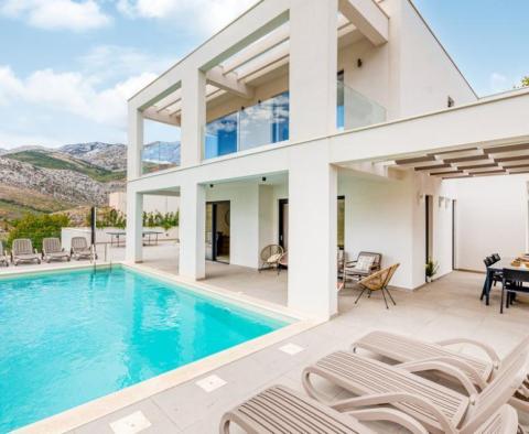 Elegant modern villa in Zrnovica near Split on 3700 sq.m. of land 