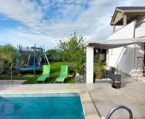 Villa de 2 appartements à Pomer, région de Medulin, avec piscine et vue mer - pic 2