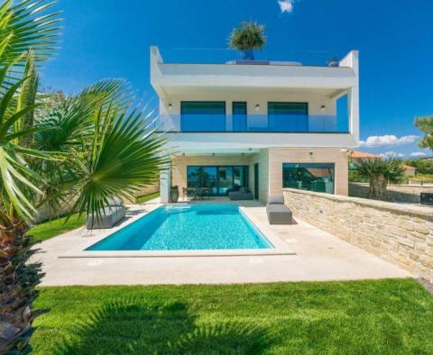 Luxus, modern villa 2. sorban a tengertől Zadar környékén 