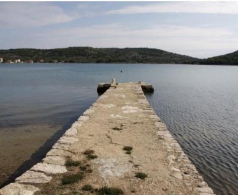 Egyedülálló vízparti kastély Sibenik környékén, hozzáféréssel a mólóhoz és a strandhoz 