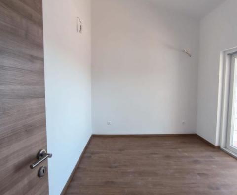 Nagy apartman egy nagyszerű helyen, teraszokkal és medencével Banjole-ban! - pic 11