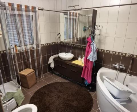 Dům se třemi apartmány v Novi Vinodolski s výhledem na moře, 600 metrů od moře - pic 11