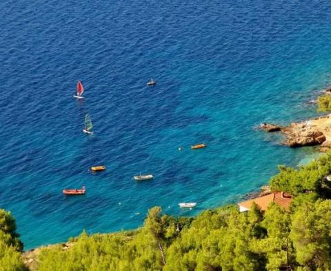 Turisztikai telek a tengerhez vezető 1. vonalon Hvar szigetén 