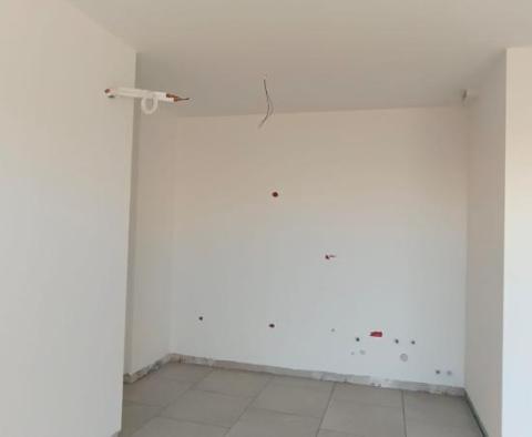 72m2-es apartman egy új komplexum földszintjén Medulinban, 100 méterre a tengertől, kilátással, terasszal - pic 14