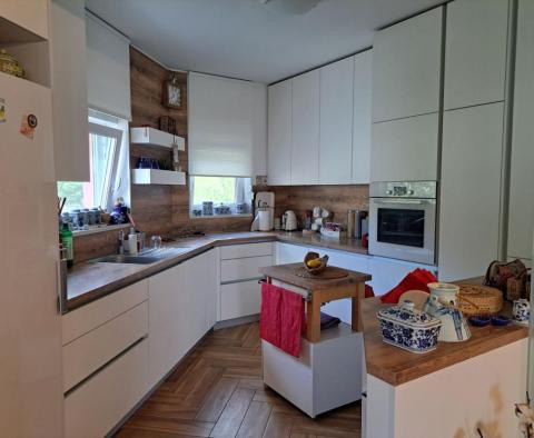 Családi villa medencével és két apartmannal Kostrenában, Fiume közelében - pic 14